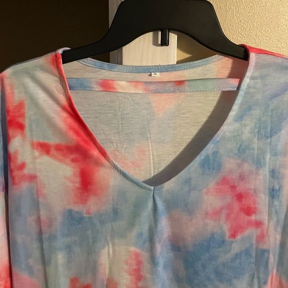 🆕 Tie Dye Shirt w/Strap at Neckline - Picture 5 of 6